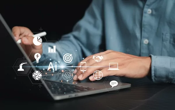 Contract manager utilisant les outils d’intelligence artificielle de Mycle sur un ordinateur portable